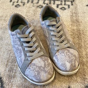 Dr. Scholl’s slip on sneakers